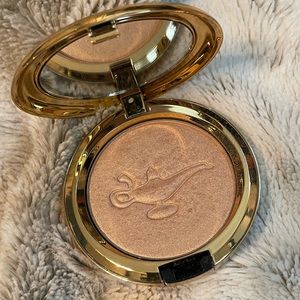 MAC x Aladdin Highlighter